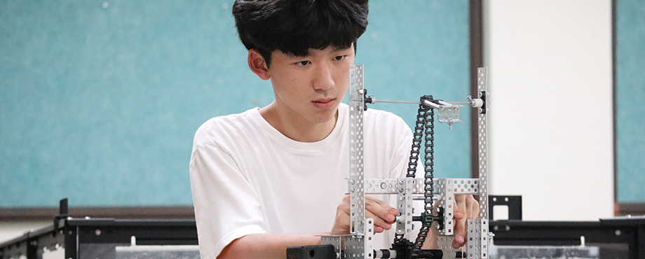 APIS STEM Scholar program featuring robotics and computer science labs